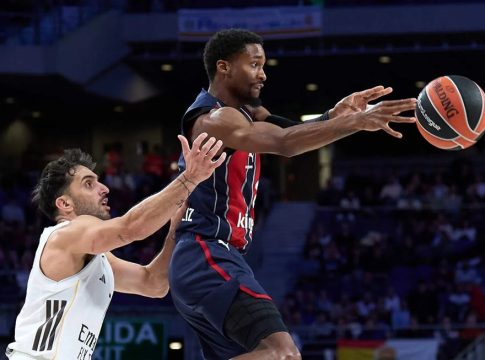 Παραμένει στην Μπασκόνια ο Σίμονς – Ανοιχτό το ενδεχόμενο αποχώρησης του Νάουελ