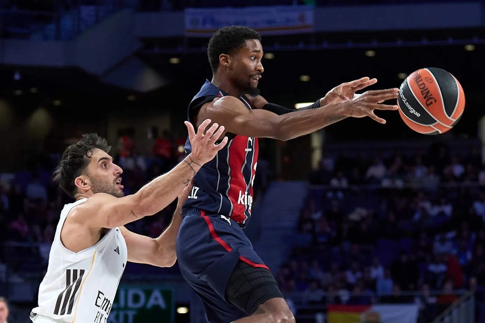 Παραμένει στην Μπασκόνια ο Σίμονς – Ανοιχτό το ενδεχόμενο αποχώρησης του Νάουελ