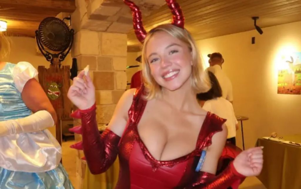 Η Σίντνεϊ Σουίνι τρέλανε τους πάντες: Ντύθηκε σέξι δράκος για την Ημέρα των Ευχαριστιών (pics)