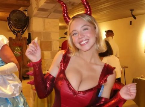 Η Σίντνεϊ Σουίνι τρέλανε τους πάντες: Ντύθηκε σέξι δράκος για την Ημέρα των Ευχαριστιών (pics)