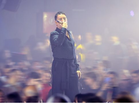 Γιώργος Μαζωνάκης: Βγήκε έξω από την Ακτή Πειραιώς και χαιρέτησε τον κόσμο