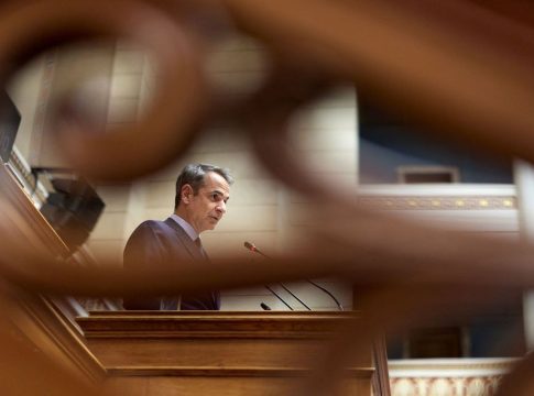 Σε ασφυκτικό κλοιό το Μαξίμου – Τέσσερα ανοιχτά μέτωπα ρίχνουν τις κυβερνητικές προσπάθειες αλλαγής ατζέντας στο κενό