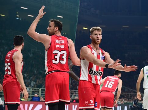 Ολυμπιακός: Γενέθλια στο παρκέ για Γουόκαπ και Μιλουτίνοφ (vid)