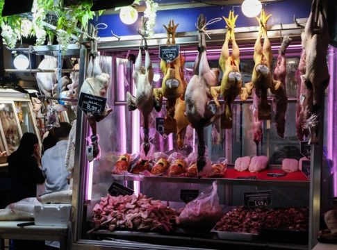 Ακρίβεια: Αυξημένο φέτος το κόστος του χριστουγεννιάτικου τραπεζιού – Σχεδόν 45 ευρώ το άτομο