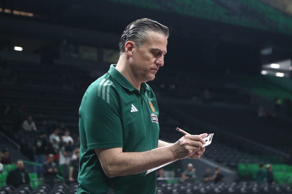 Προκλητικός ο βοηθός του Αταμάν: «Το Glassfloor δεν είναι αποδοτικό σε γήπεδα που βρέχει» (pic)