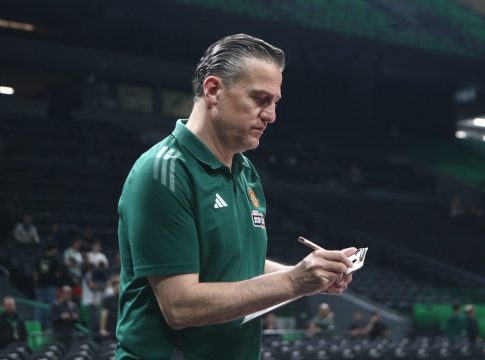 Προκλητικός ο βοηθός του Αταμάν: «Το Glassfloor δεν είναι αποδοτικό σε γήπεδα που βρέχει» (pic)