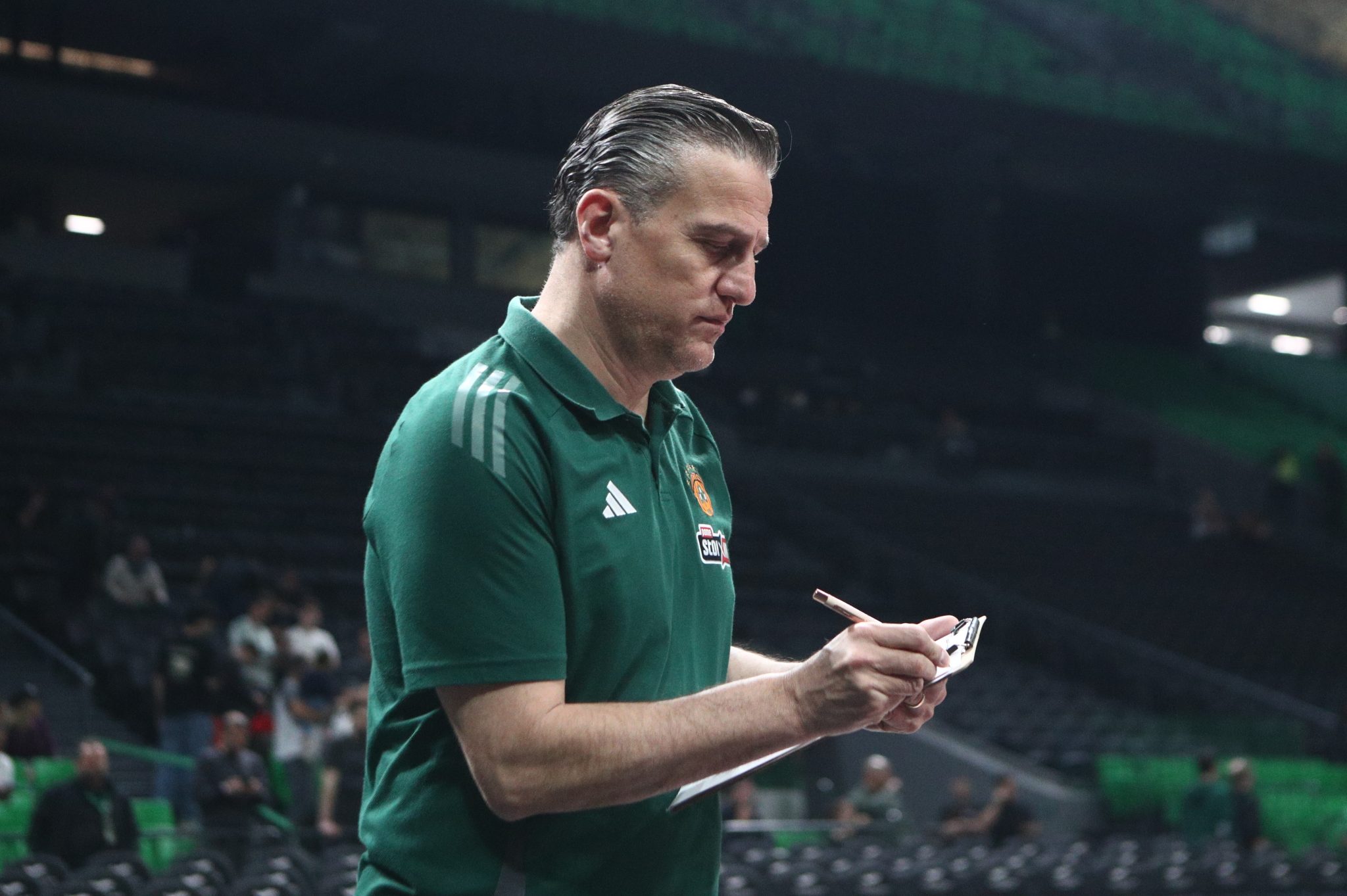 Προκλητικός ο βοηθός του Αταμάν: «Το Glassfloor δεν είναι αποδοτικό σε γήπεδα που βρέχει» (pic)