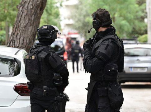 Καλύβια: Καλάσνικοφ και πιστόλια εντόπισε η ΕΛ.ΑΣ. σε κλεμμένο ΙΧ – Ετοίμαζαν δολοφονική επίθεση