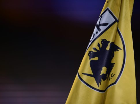 Δέκα πρώην παίκτες της ΑΕΚ ζητούν απαγόρευση μεταγραφών στον σύλλογο