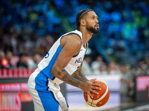 Η FIBA αλλάζει τους όρους για τους νατουραζιλέ – Τι ισχύει με τον Ντόρσεϊ