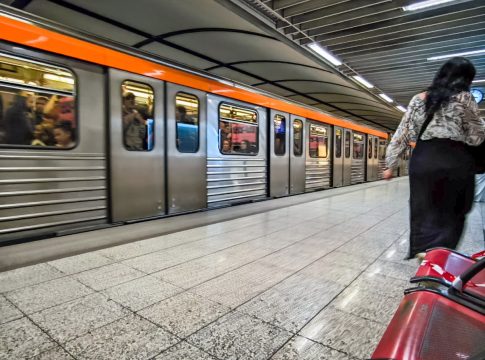 Ανοιχτά τα μαγαζιά τις Κυριακές 21 και 28/12 – Ενίσχυση δρομολογίων του Μετρό