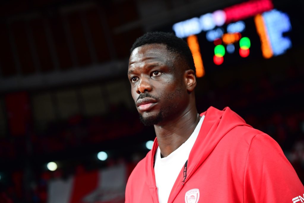 Δίπλα στον Ολυμπιακό ο Φαλ: Ταξίδεψε με την ομάδα στη Βαρκελώνη