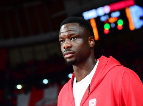 Δίπλα στον Ολυμπιακό ο Φαλ: Ταξίδεψε με την ομάδα στη Βαρκελώνη