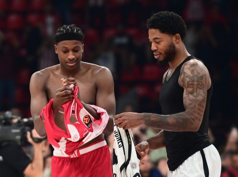 Γιατί η περίπτωση του Τζόουνς θυμίζει… Νιλικίνα – Η ιδιαίτερη σχέση, οι αγκαλιές στο ΣΕΦ και στη… μέση ο Ολυμπιακός