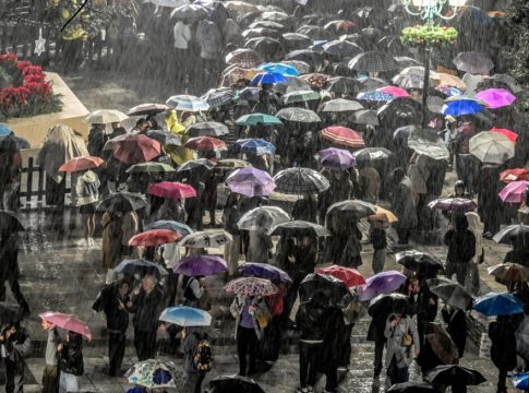 Μεγάλα ύψη βροχής στα δυτικά και στην Αττική παραμονή των Χριστουγέννων – Δεκάδες κλήσεις στην πυροσβεστική