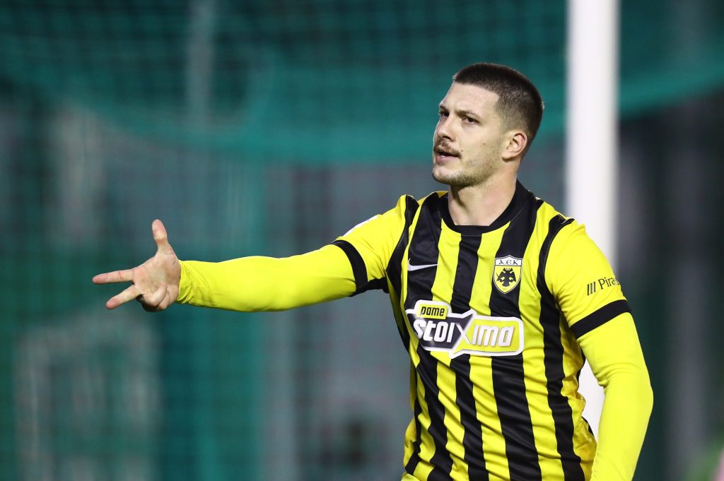 Ο Γιόβιτς δεν γλίστρησε, «ντύθηκε» Θωμάς Μαύρος και νίκησε (και) τα κόλπα του Παναθηναϊκού με το βρεγμένο χορτάρι