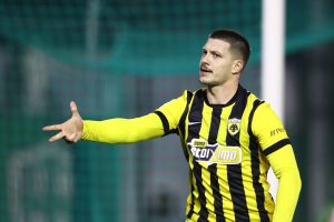 Ο Γιόβιτς δεν γλίστρησε, «ντύθηκε» Θωμάς Μαύρος και νίκησε (και) τα κόλπα του Παναθηναϊκού με το βρεγμένο χορτάρι