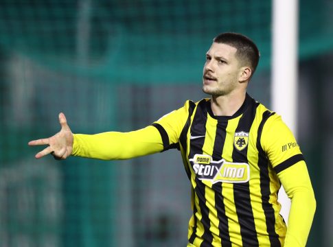 Ο Γιόβιτς δεν γλίστρησε, «ντύθηκε» Θωμάς Μαύρος και νίκησε (και) τα κόλπα του Παναθηναϊκού με το βρεγμένο χορτάρι