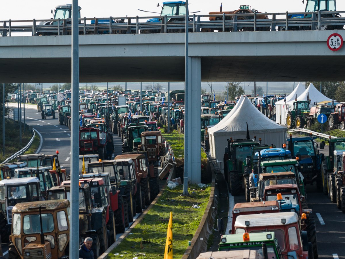 Εξαπλώνονται τα μπλόκα, χιλιάδες τρακτέρ στους δρόμους – Συγκέντρωση στη Λάρισα για τους συλληφθέντες αγρότες