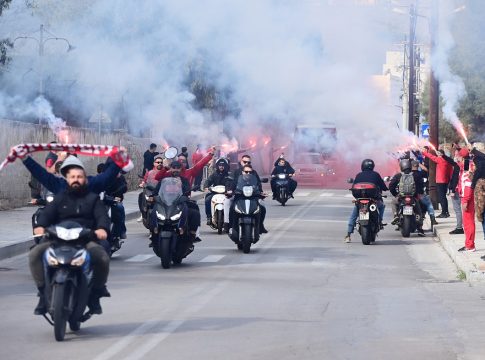 Η παρακάμερα του Ολυμπιακού με τους πυρσούς και τα καπνογόνα στη Σύρο (vid)