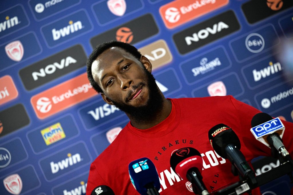 Χολ: «Να παίξουμε το μπάσκετ του Ολυμπιακού»