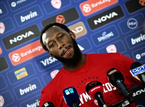 Χολ: «Να παίξουμε το μπάσκετ του Ολυμπιακού»