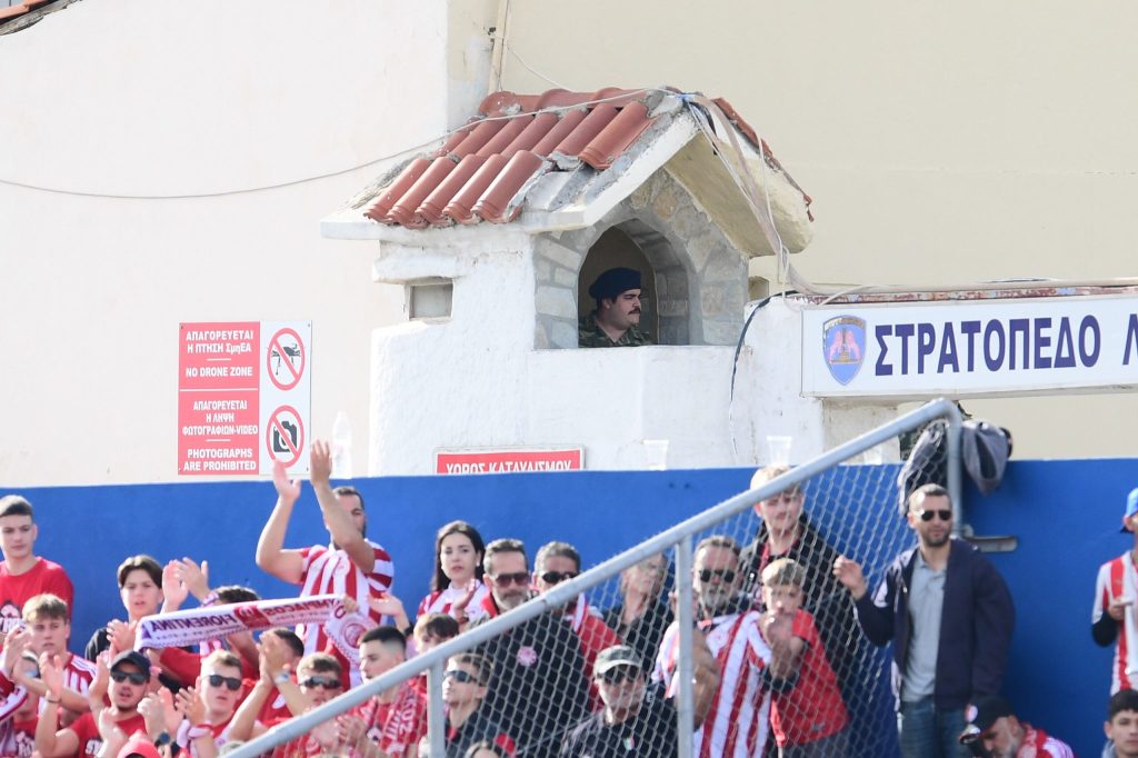 Απίθανο σκηνικό: Στρατιώτης παρακολούθησε την αναμέτρηση του Ολυμπιακού στη Σύρο από τη σκοπιά (vid)