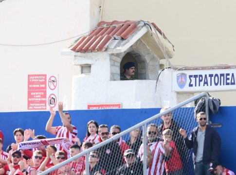 Απίθανο σκηνικό: Στρατιώτης παρακολουθεί την αναμέτρηση του Ολυμπιακού στη Σύρο από τη σκοπιά (vid)