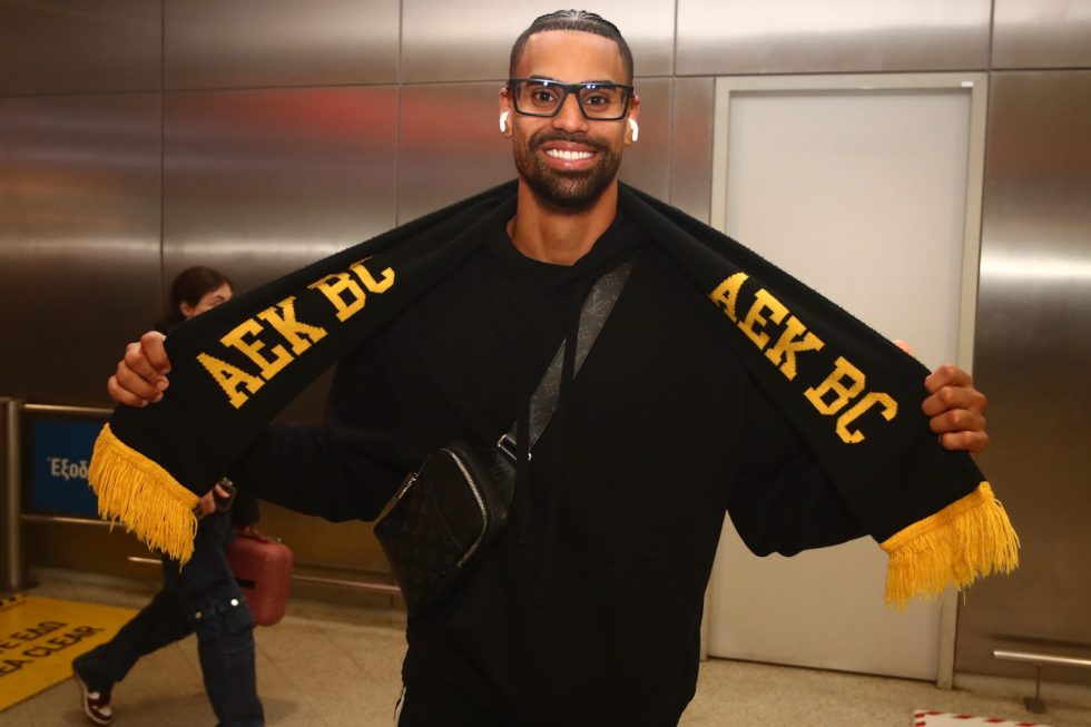 Στην Αθήνα για την ΑΕΚ ο Κλαβέλ (pics)