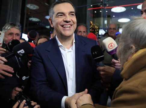 Τάραξε το πολιτικό σκηνικό ο Τσίπρας – Τι λένε τα κόμματα για την ομιλία του στην παρουσίαση της «Ιθάκης»