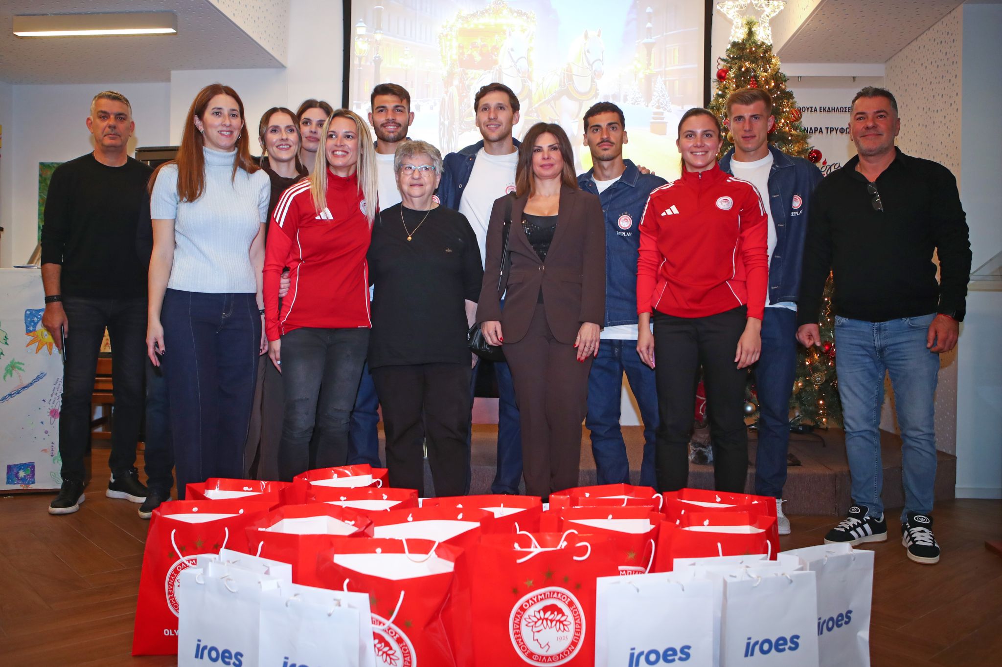 Ο Ολυμπιακός επισκέφθηκε τις εγκαταστάσεις του συλλόγου «Φλόγα» (pics)