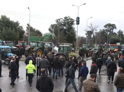 Κλιμακώνουν τις κινητοποιήσεις από Δευτέρα οι αγρότες – Ενισχύονται τα μπλόκα, μήνυμα παραμονής μέχρι τα Χριστούγεννα
