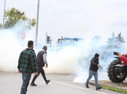Χημικά και πάλι κατά των αγροτών από την αστυνομία στη Θεσσαλονίκη (vid)