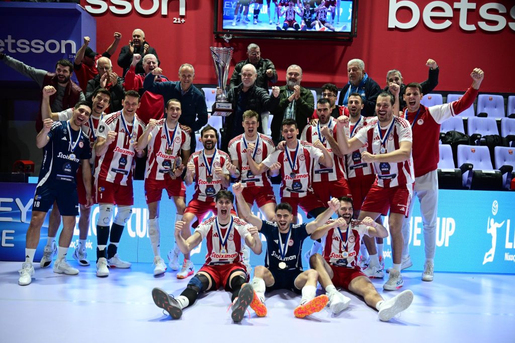 Η απονομή του τροπαίου του League Cup στον Ολυμπιακό (pics, vids)