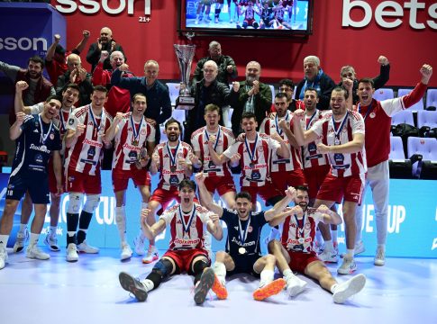 Η απονομή του τροπαίου του League Cup στον Ολυμπιακό (pics, vids)