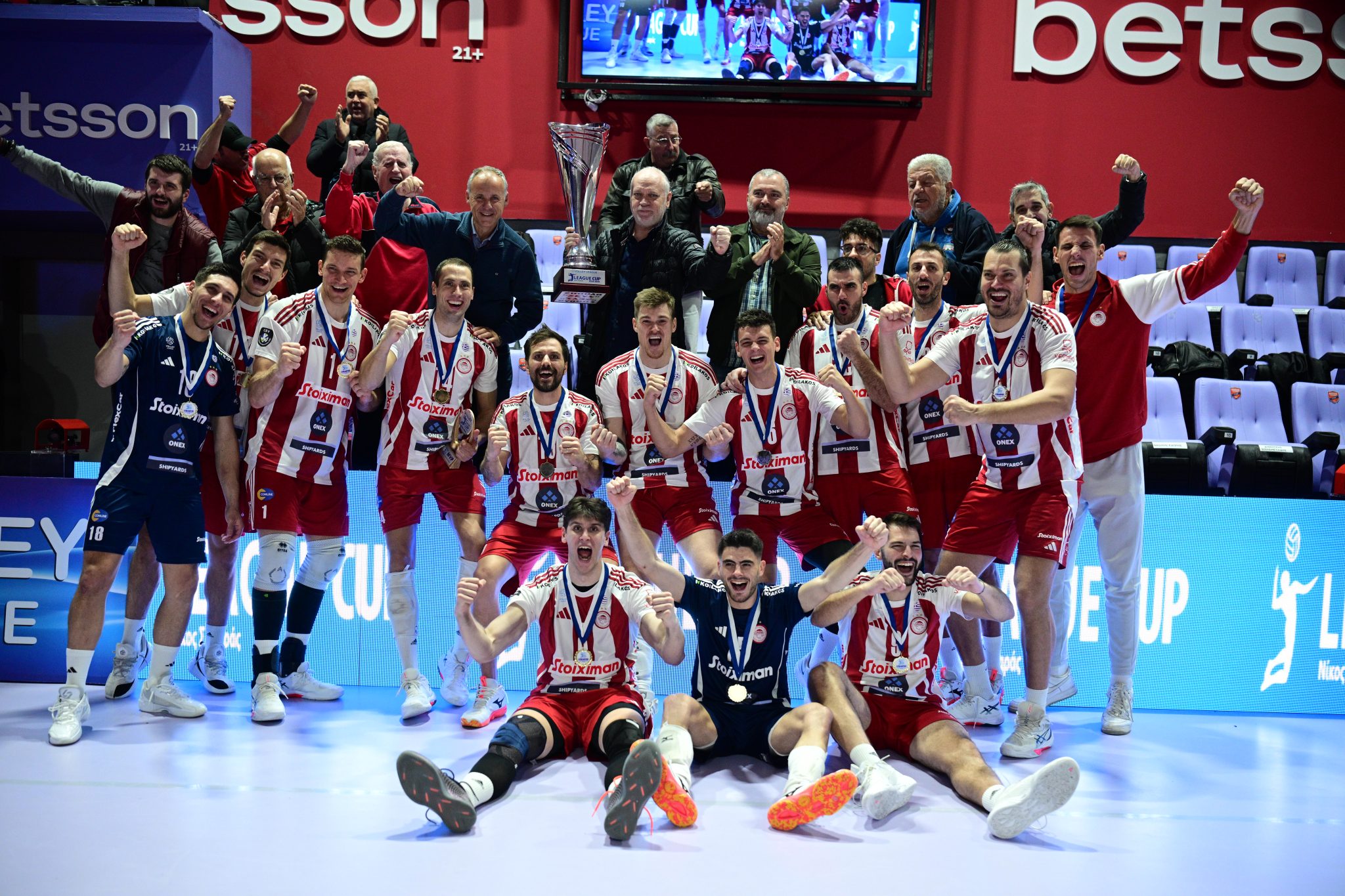 Η απονομή του τροπαίου του League Cup στον Ολυμπιακό (pics, vids)