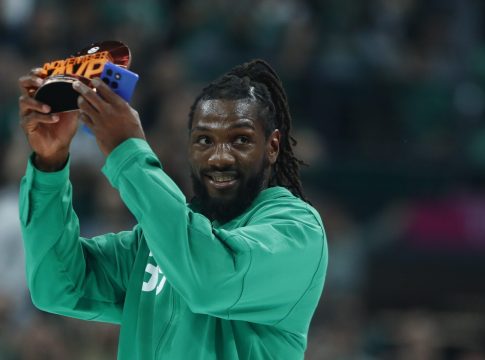 O Κένεθ Φαρίντ παρέλαβε το βραβείο του MVP Νοεμβρίου και αποθεώθηκε (pics)