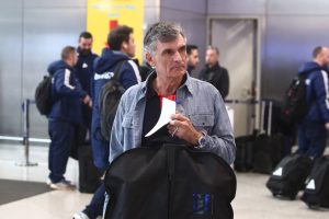 Προσγειώθηκε στην Αστάνα ο Ολυμπιακός – Στους -4 βαθμούς η θερμοκρασία (vids)