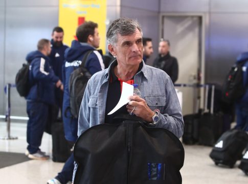 Προσγειώθηκε στην Αστάνα ο Ολυμπιακός – Στους -4 βαθμούς η θερμοκρασία (vids)