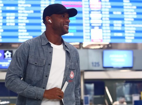 Λατρεία για Ελ Κααμπί στο «Ελ. Βενιζέλος»: Υπέγραψε memorabilia από τον θρυλικό τελικό του Conference League (vids)