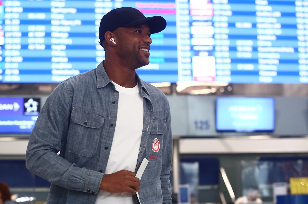 Λατρεία για Ελ Κααμπί στο «Ελ. Βενιζέλος»: Υπέγραψε memorabilia από τον θρυλικό τελικό του Conference League (vids)