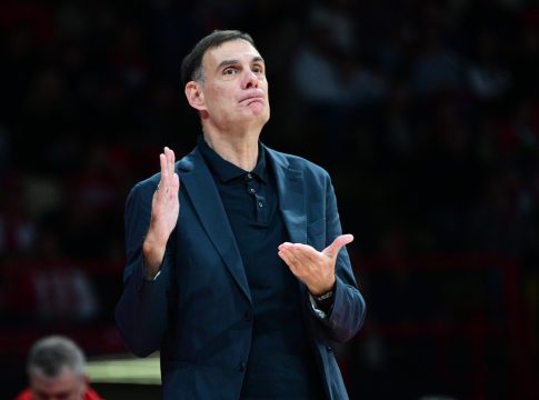 Έξαλλος ο Μπαρτζώκας σε τάιμ άουτ: «Ε, παίξτε μόνοι σας»