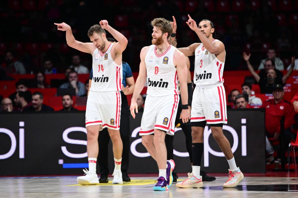 Η παρακάμερα του Ολυμπιακού από τη νίκη κόντρα στην ΑΕΚ και τα χαμόγελα των μικρών φιλάθλων στις κερκίδες (vid)