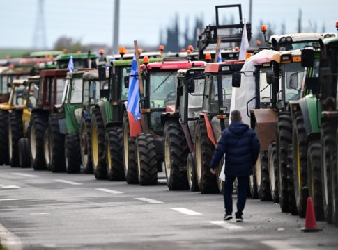 Χριστούγεννα στα μπλόκα υπόσχονται οι αγρότες – Κλιμακώνουν τον αγώνα και αυξάνουν την πίεση στην κυβέρνηση
