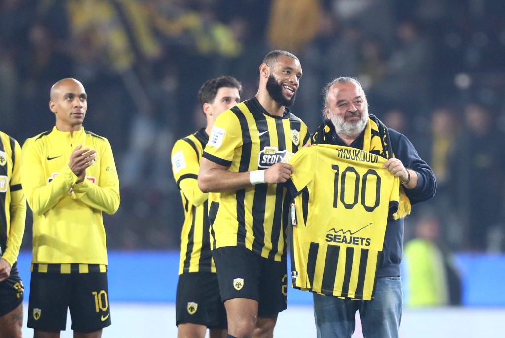 Έφτασε τις 100 συμμετοχές με την ΑΕΚ ο Μουκουντί και αποθεώθηκε (vids)