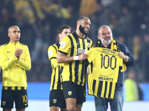 Έφτασε τις 100 συμμετοχές με την ΑΕΚ ο Μουκουντί και αποθεώθηκε (vids)
