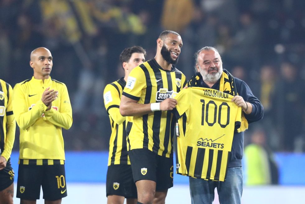 Έφτασε τις 100 συμμετοχές με την ΑΕΚ ο Μουκουντί και αποθεώθηκε (vids)