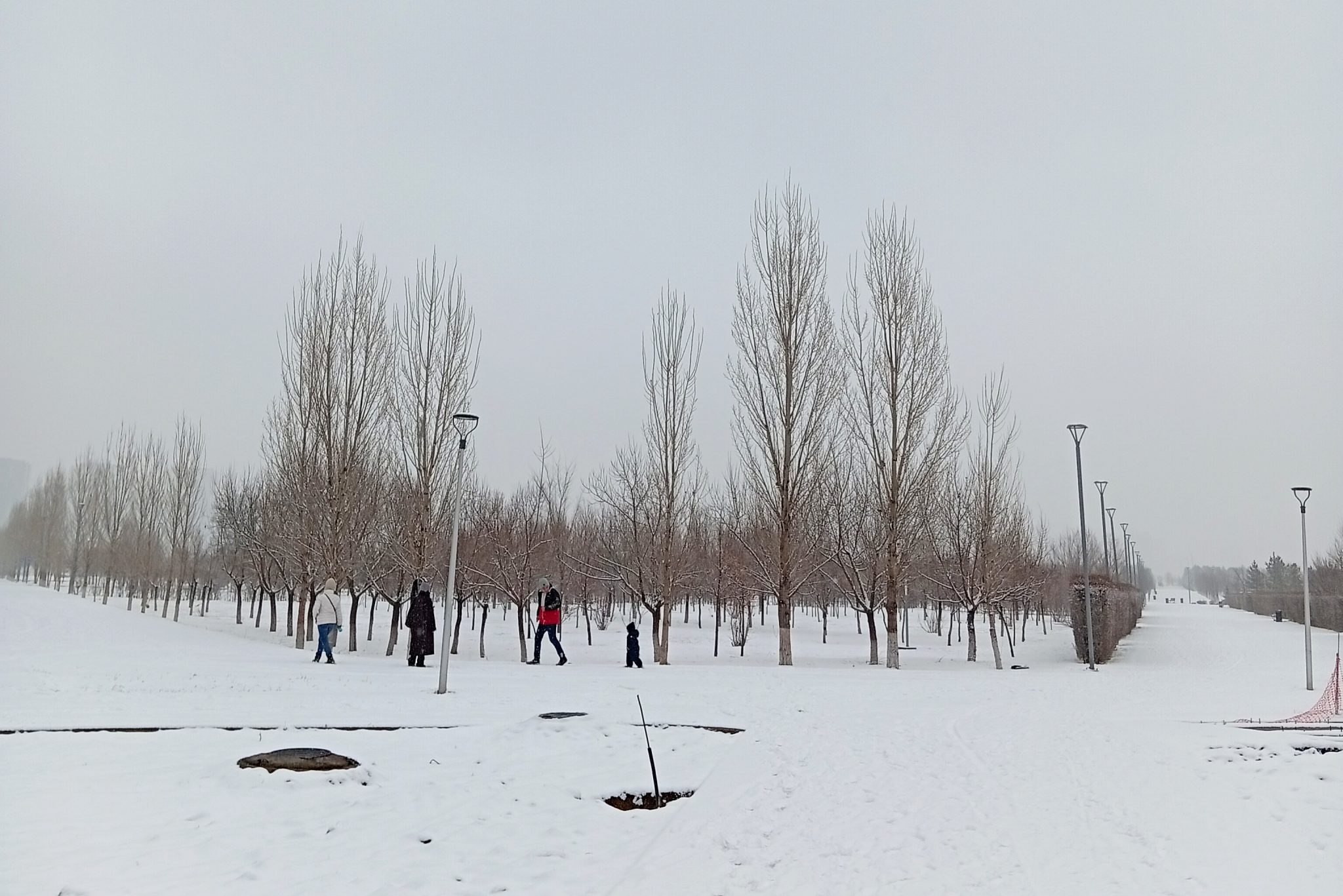 Οι εκσκαφείς βγάζουν χιόνι από την «Astana Arena» – Ποιες είναι οι καιρικές συνθήκες πριν το Καϊράτ – Ολυμπιακός (vid)