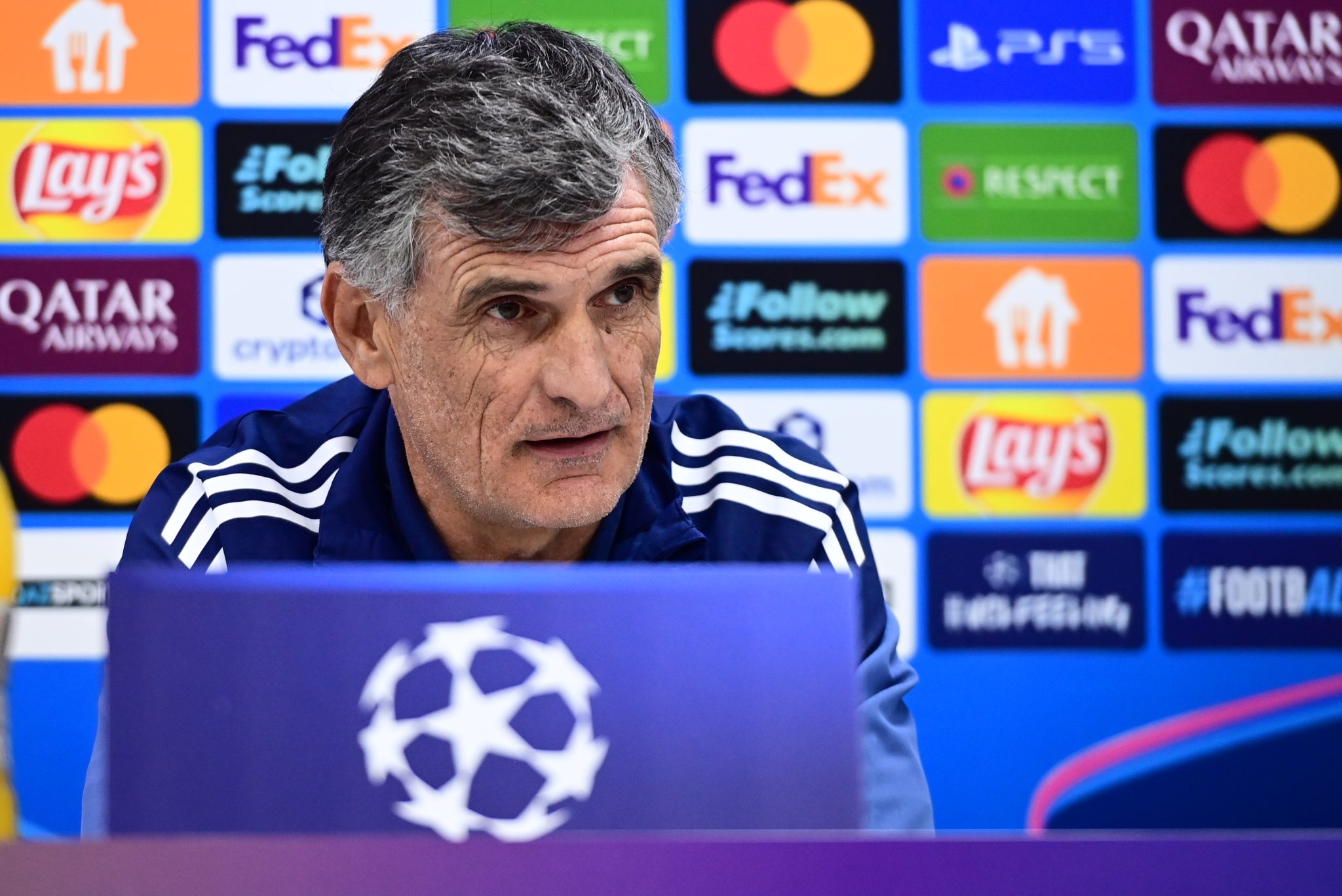 Μεντιλίμπαρ: «O Ολυμπιακός είναι υποχρεωμένος να κερδίζει όλα τα ματς» – Τι είπε για τον Ποντένσε, τον πλαστικό χλοοτάπητα και τις καιρικές συνθήκες