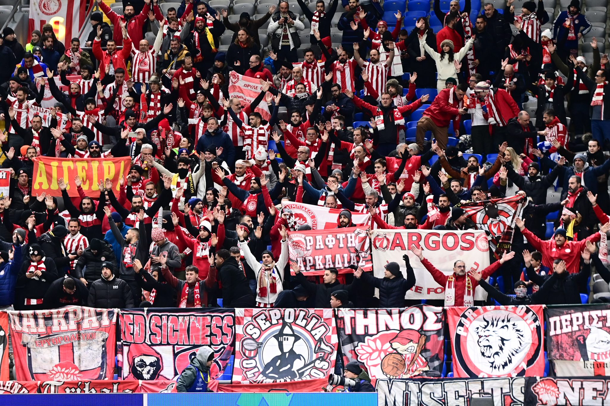 Δεν τους πτοεί ούτε το -24: Και στην Αστάνα φωνάζουν Ολυμπιακός (pics, vid)